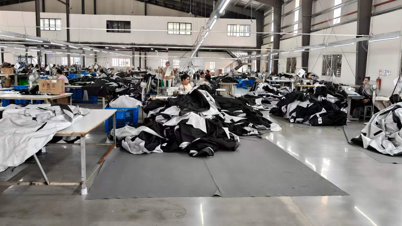 Large-scale sewing workshop in Takeo Province